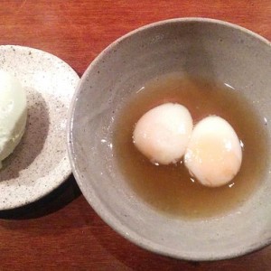 Helados y huevos de codorniz, con almíbar de yuzu