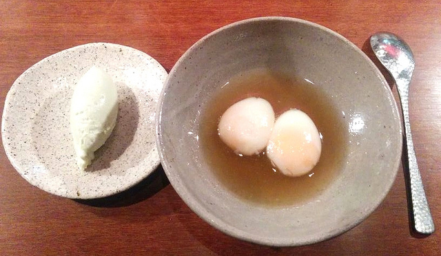 Helados y huevos de codorniz, con almíbar de yuzu