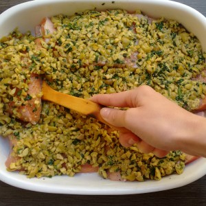 El salmón con crosta de olivas, antes del horneado