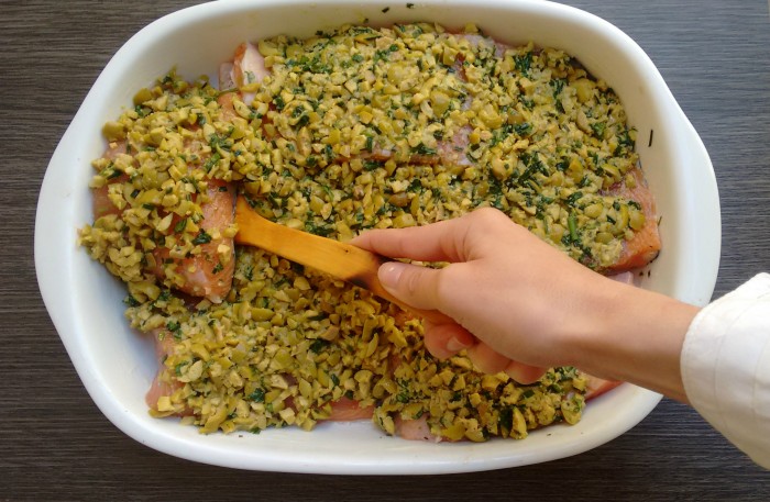 El salmón con crosta de olivas, antes del horneado